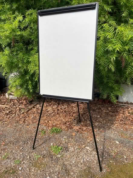 Photo of free Flip Chart stand (Bucknell SY7) #3