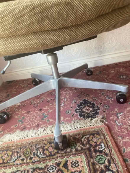 Photo of free Desk/swivel chair (Epping CM16) #3
