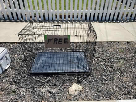 Photo of free Large dog crate (5th and N.) #1