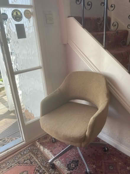 Photo of free Desk/swivel chair (Epping CM16) #1