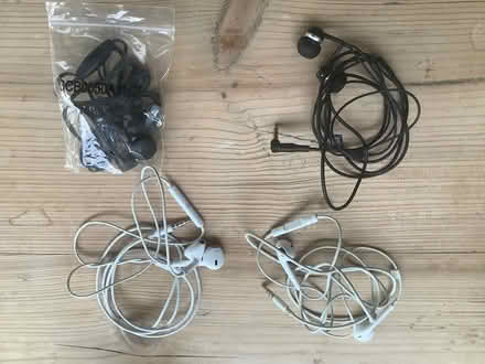 Photo of free 4 x pairs of headphones (SE10) #1