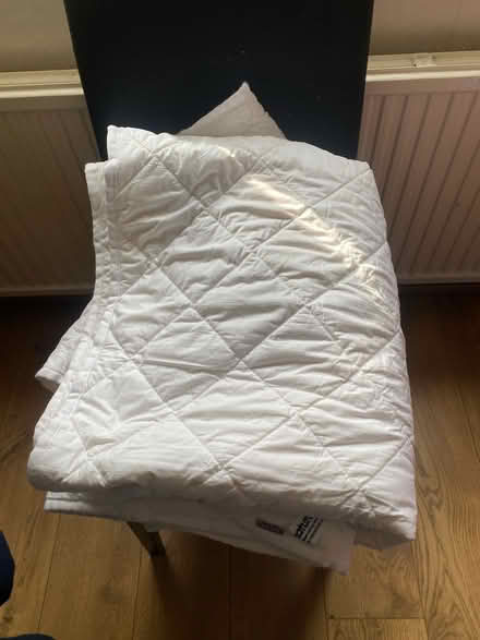 Photo of free Super king mattress protector (Tw45pr) #2