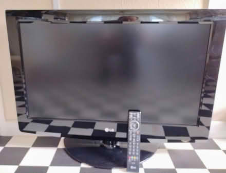 Photo of free 32" LG Television with remote (Ringwood) #1