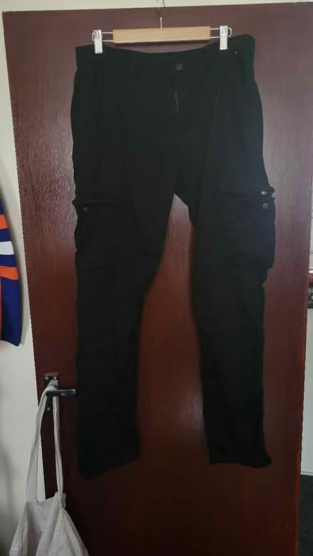 Photo of free W34L34 black cargo trousers (Southend, SS1) #1