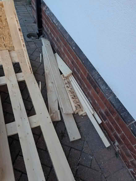 Photo of free Large pallet, small pallet, scraps (Crosspool S10) #4