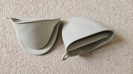 Photo of free Microwave mits - Silicone (TW1) #1