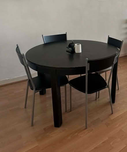 Photo of free Extendable dinning round table with 4 chairs (Wandsworth SW18) #1