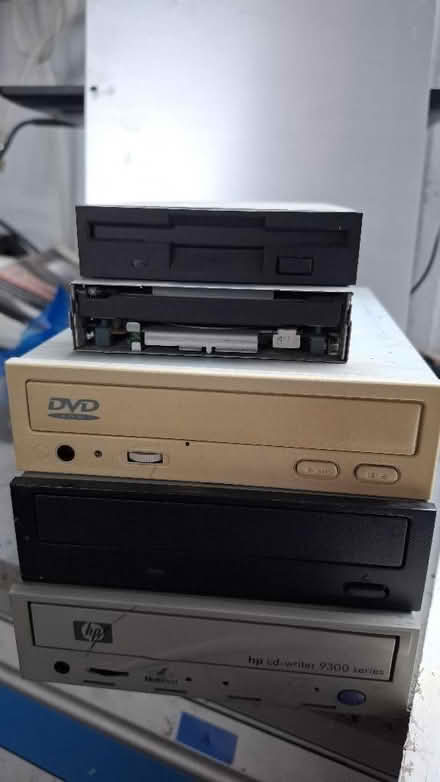 Photo of free Floppy and ide optical drives (Oakridge RG21) #1