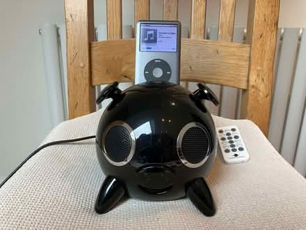 Photo of free Apple iPod with iPig amplifier / speaker / docking station (Pannal HG2) #1