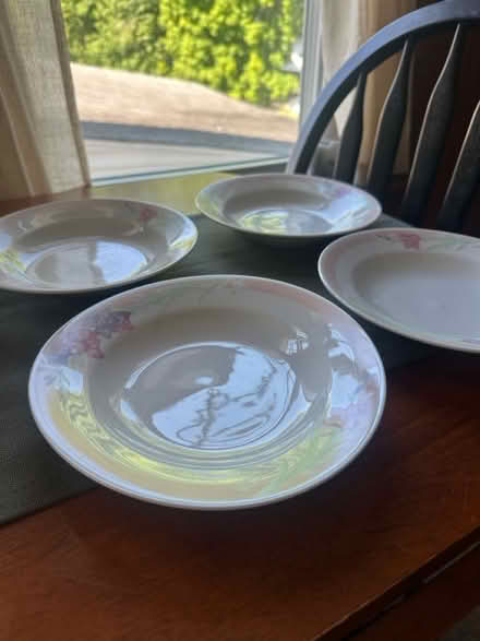 Photo of free set of 4 bowls 🥣 (Malden) #1
