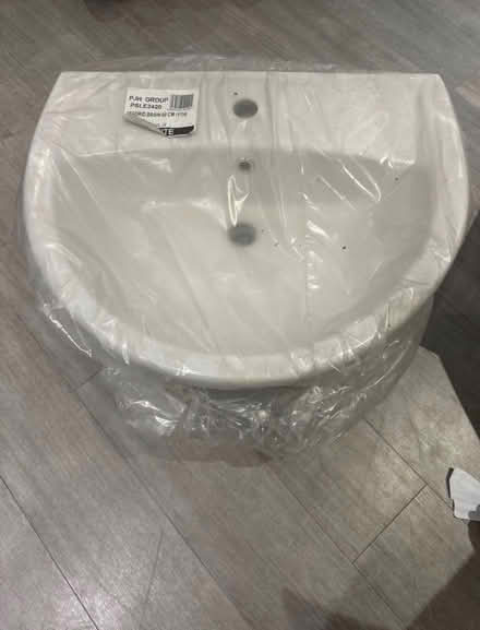Photo of free Basin and pedestal (L12) #1