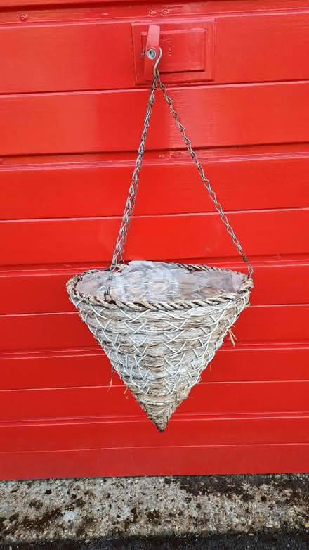 Photo of free Hanging basket (empty !) (Wokingham RG40) #1