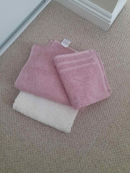 Photo of free 2 bath , 1 hand towels (Sutton Valence ME17) #1