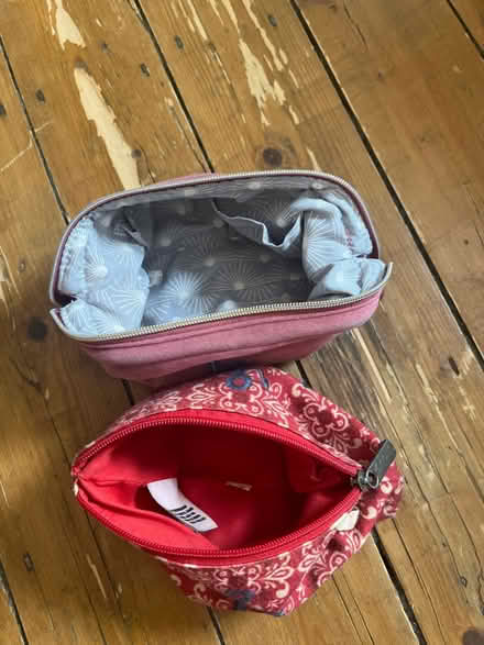 Photo of free 2 make up bags (SE5) #2