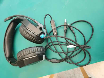 Photo of free Mpow wired headphones with mike attached (Drylaw EH4) #1