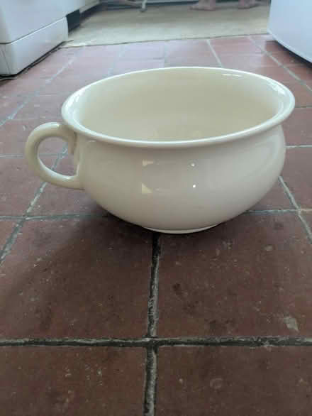 Photo of free Vintage chamber pot (Addlestone KT15) #1