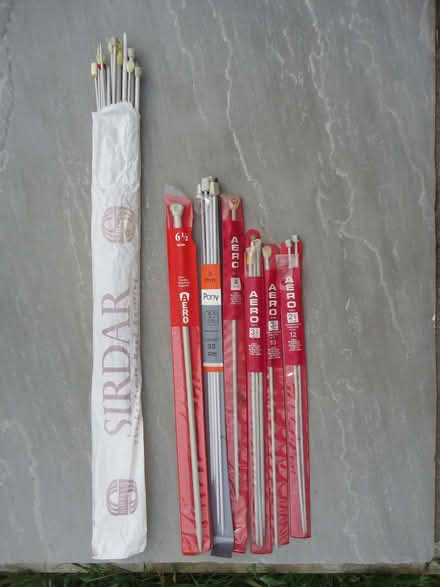 Photo of free A bundle of assorted knitting needles (Willingdon BN20) #1