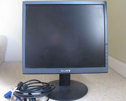 Photo of free Computer screen, with cables (Kendal LA9) #1