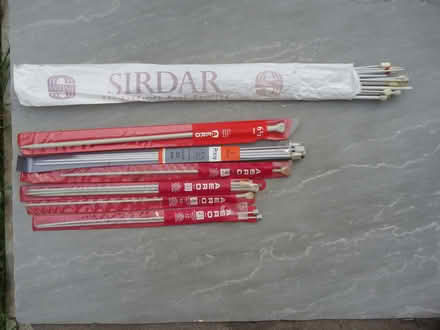 Photo of free A bundle of assorted knitting needles (Willingdon BN20) #2