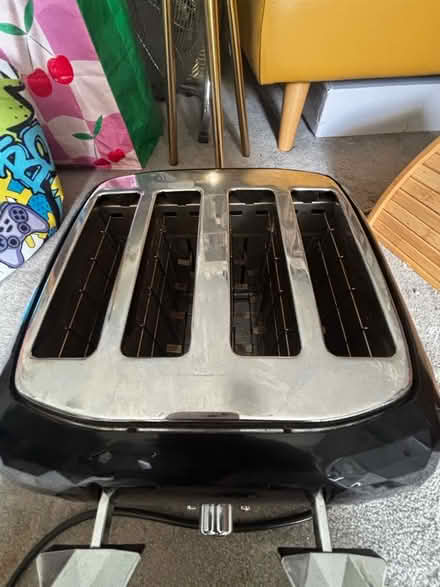 Photo of free DeLonghi 4 slice black toaster (Wimbledon SW19) #2