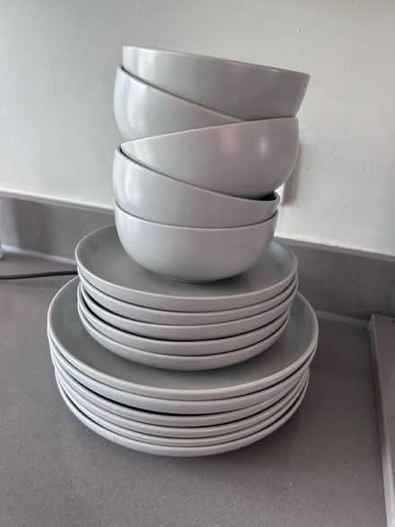 Photo of free Habitat dinner plates set (Swinton M27) #1
