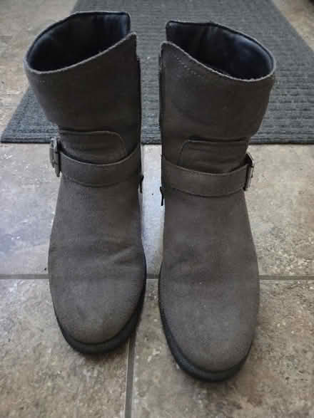 Photo of free used boots womens 9.5 (Elmvale acres, Lynda lane park) #3