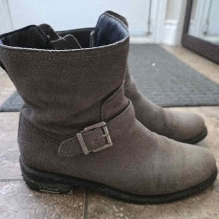 Photo of free used boots womens 9.5 (Elmvale acres, Lynda lane park) #1