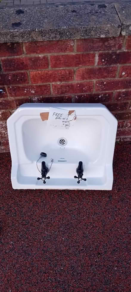 Photo of free Basin and stand (Wells BA5) #1