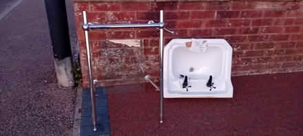 Photo of free Basin and stand (Wells BA5) #2