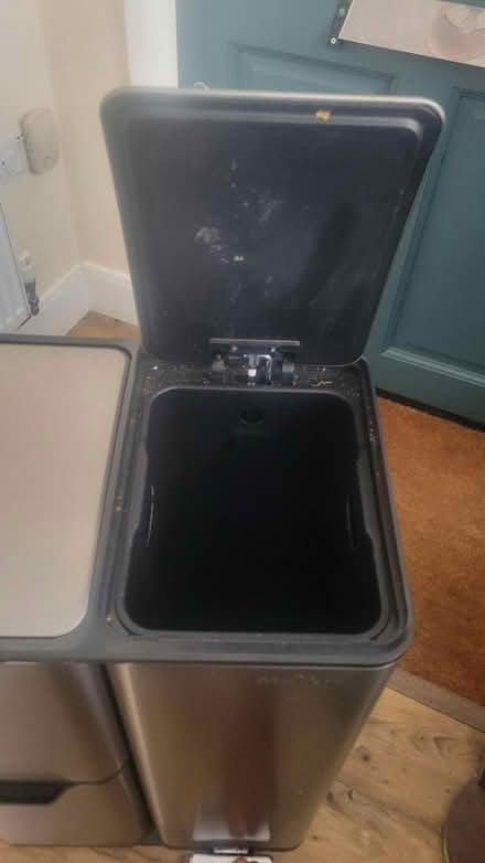 Photo of free M VM 3 compartment bin (South Norwood SE25 5RT) #4