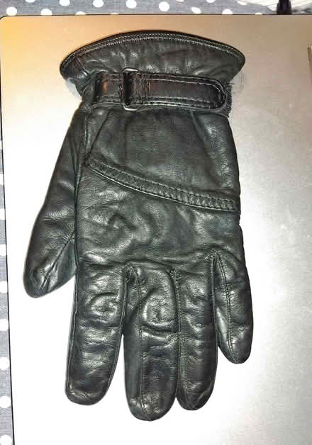 Photo of free One leather glove, left hand. Used. (islington N1) #1