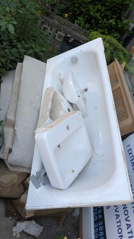 Photo of free sinks and cast iron bath (SW16) #1