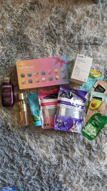 Photo of free Lot - Bathbombs, Fragrance and More (01890) #1