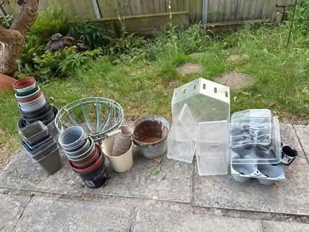 Photo of free Assorted plant pots, hanging basket (High Wycombe HP13) #1