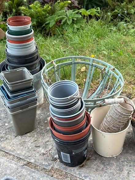 Photo of free Assorted plant pots, hanging basket (High Wycombe HP13) #2