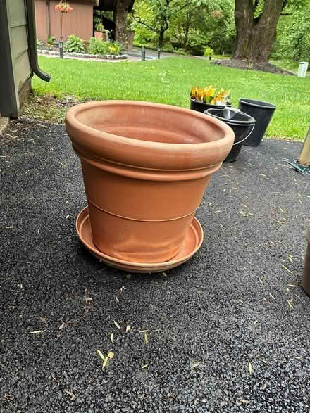 Photo of free Large plastic "terra cotta" planter (Chadds Ford) #3