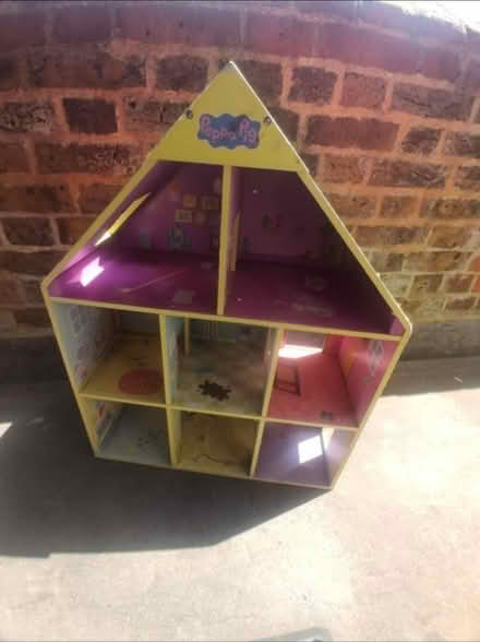 Photo of free Peppa pig doll house (Spitalfields E1) #1