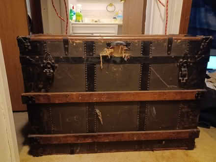 Photo of free old trunk (Bellevue BCC area) #3