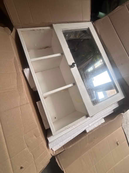 Photo of free Small white bathroom cabinet (Wimbledon SW19) #1