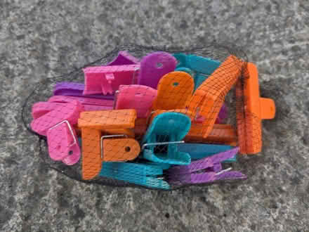 Photo of free Assorted plastic clips (GL51) #1