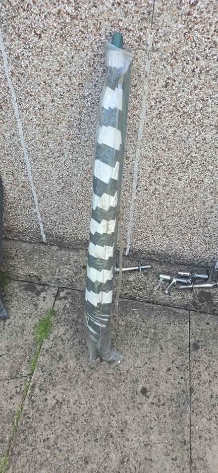 Photo of free parasol (Brierley Hill DY5) #1