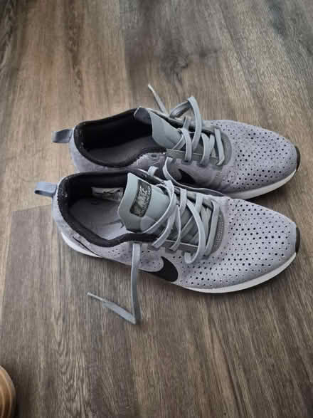 Photo of free NIKE Size UK 6 running trainers (CB216XR) #3