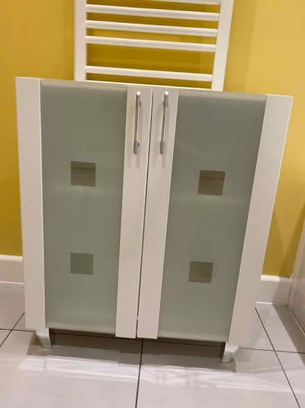 Photo of free White bathroom cabinet with feet (SE10) #1