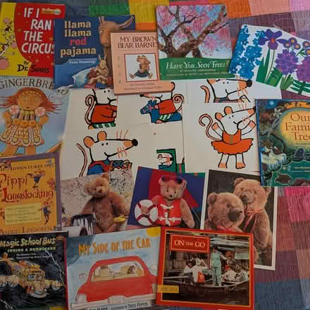 Photo of free colorful illustrations (Davis Square) #1