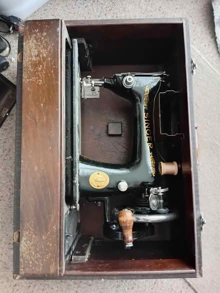 Photo of free singer manual sewing machine (Harrogate. HG1.) #2