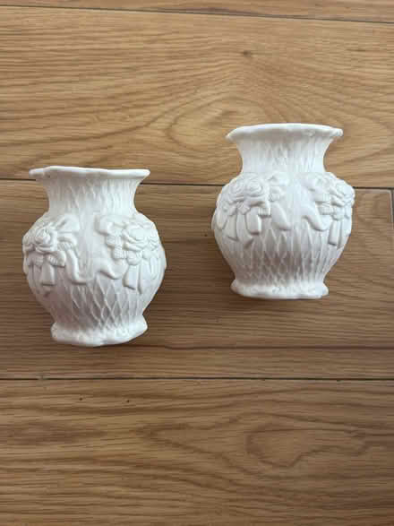 Photo of free 2 x small vases - vintage (SG18) #1