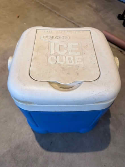 Photo of free Igloo Ice Cube 9-Pack Bvg Cooler (Darien - near 75th x Cass Ave.) #3