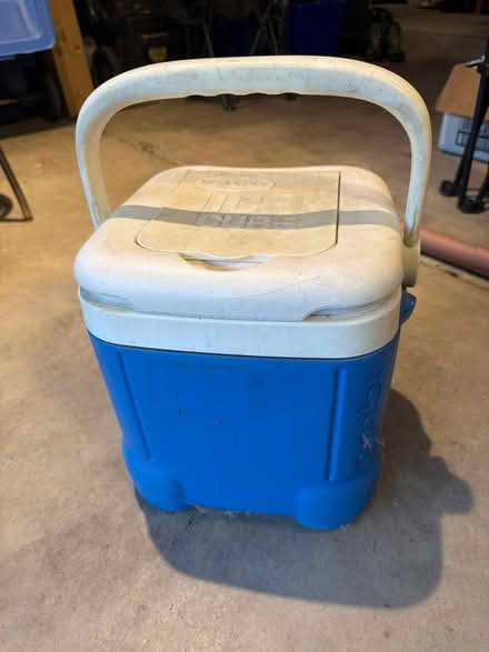 Photo of free Igloo Ice Cube 9-Pack Bvg Cooler (Darien - near 75th x Cass Ave.) #2