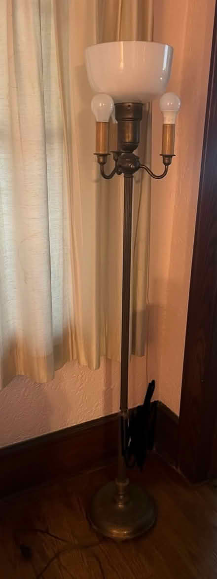 Photo of free Antique lamp (Ridley Park) #1