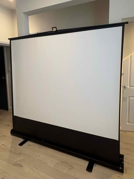 Photo of free Pull-up projector screen (Worlds End SW10) #1